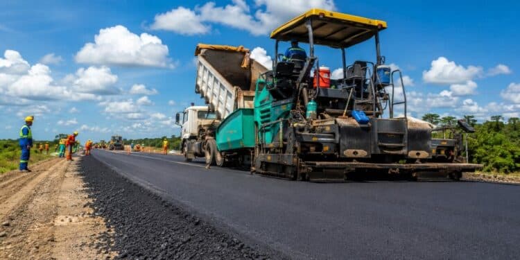 Restauração da rodovia SE-290 entra em nova fase com aplicação de primeira camada asfáltica nas obras do projeto de R$ 73,9 milhões