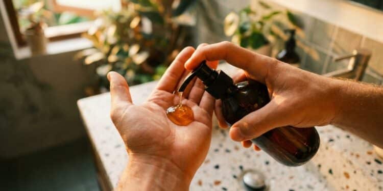 Shampoo vendido em farmácias disfarça até 70% dos fios grisalhos e vira favorito para mulheres com mais de 40 anos