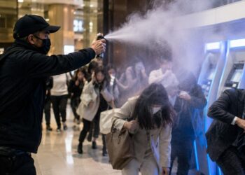 Homem provoca pânico em shopping ao pulverizar substância desconhecida e ferir vítimas