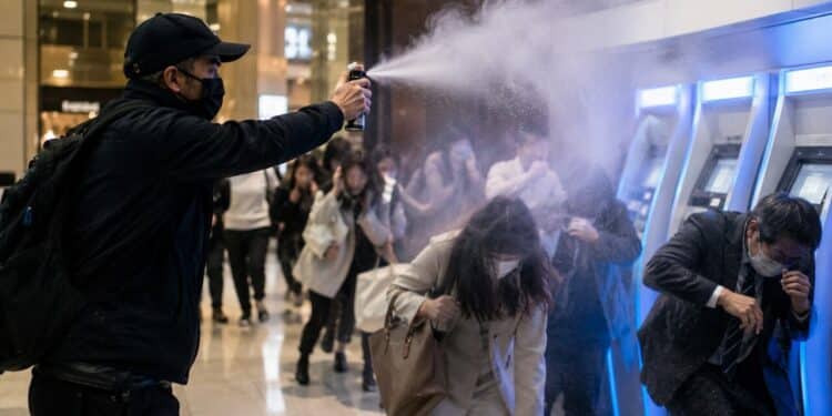 Homem provoca pânico em shopping ao pulverizar substância desconhecida e ferir vítimas