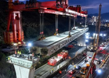 Megaobra na China desafia a engenharia e ergue viaduto gigante de 2.500 toneladas em tempo recorde de 24 horas