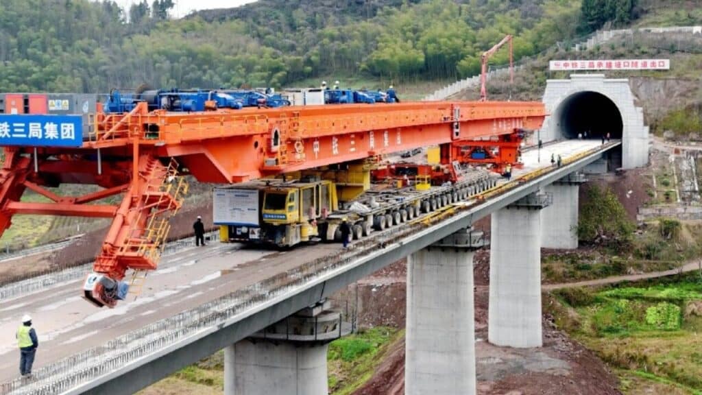 Megaobra na China desafia a engenharia e ergue viaduto gigante de 2.500 toneladas em tempo recorde de 24 horas