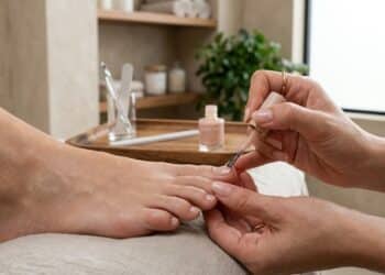 Pedicure francesa invisível no pé para quem ama a beleza natural e que favorece todos os tons de pele