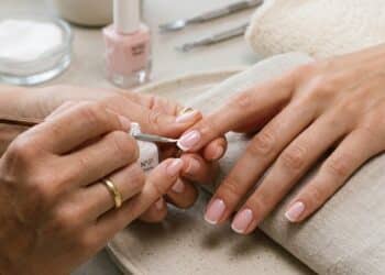 6 ideias de manicure francesa mostram como atualizar o visual das unhas e deixar elas mais elegantes e que são mais pedidas nos salões de beleza