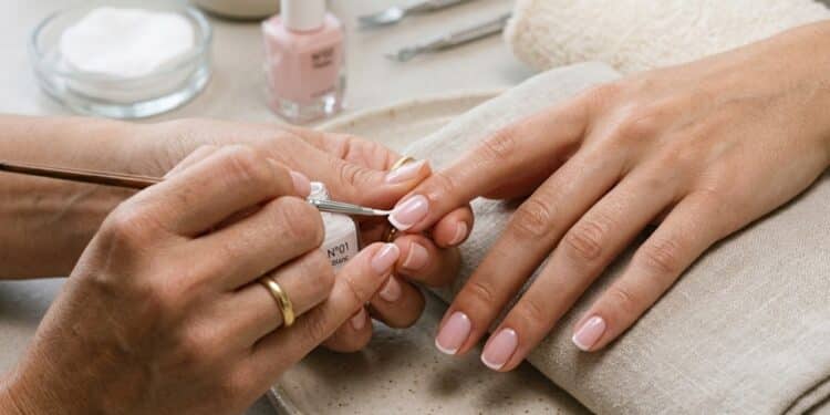 6 ideias de manicure francesa mostram como atualizar o visual das unhas e deixar elas mais elegantes e que são mais pedidas nos salões de beleza