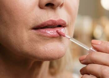 O único gloss labial que conquista mulheres com mais de 50 anos: brilho suave, nada pegajoso e um tom rosado que favorece a todos