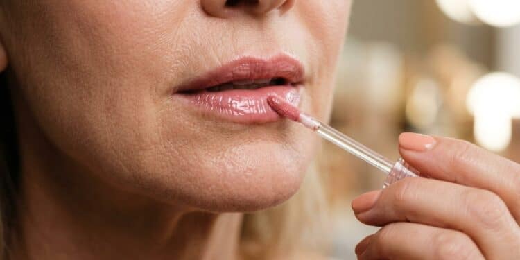 O único gloss labial que conquista mulheres com mais de 50 anos: brilho suave, nada pegajoso e um tom rosado que favorece a todos