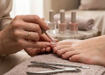 As 7 tendências de esmalte para os pés de mulheres 35+