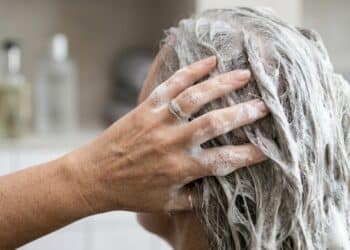O melhor shampoo para cabelos brancos para mulheres 40+ (de farmácia)