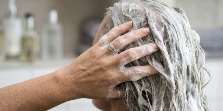 O melhor shampoo para cabelos brancos para mulheres 40+ (de farmácia)