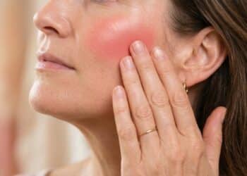 Blush intenso substitui o contorno: o truque fácil para uma pele saudável depois dos 40