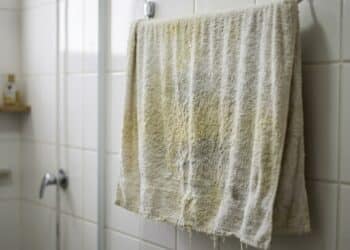 Por que as toalhas brancas ficam encardidas tão rápido — e como mantê-las brilhantes