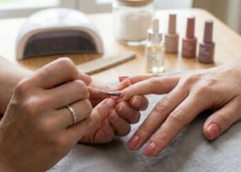 Esmaltes semipermanentes: o segredo para uma manicure perfeita em casa que dura mais de uma semana