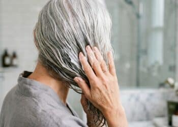 Máscaras capilares hidratantes que realmente reparam o cabelo branco e que eu nunca deixo de usar, mesmo quando estou com pressa