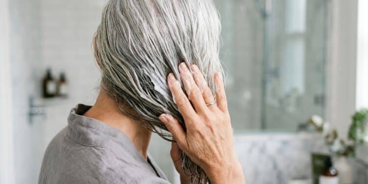 Máscaras capilares hidratantes que realmente reparam o cabelo branco e que eu nunca deixo de usar, mesmo quando estou com pressa