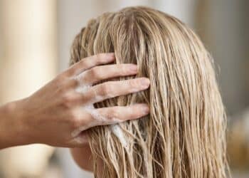 Os shampoos de farmácia que toda loira precisa para manter os tons frios e o brilho entre as colorações