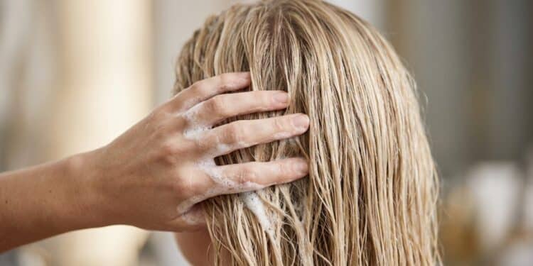Os shampoos de farmácia que toda loira precisa para manter os tons frios e o brilho entre as colorações