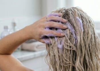 Shampoos e máscaras para cabelos loiros que fazem a cor durar o dobro entre as visitas ao salão