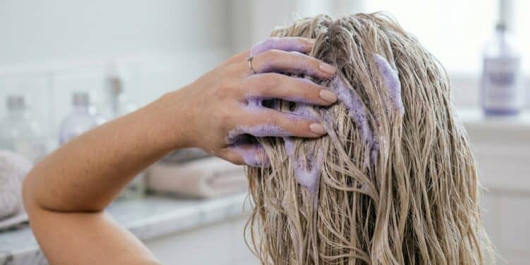 Shampoos e máscaras para cabelos loiros que fazem a cor durar o dobro entre as visitas ao salão