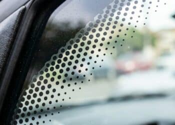 Os pontinhos no vidro do carro têm uma função importante que muitos motoristas desconhecem