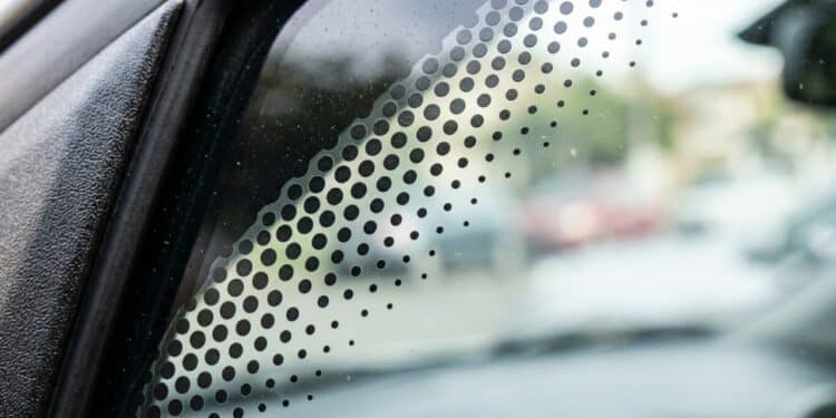 Os pontinhos no vidro do carro têm uma função importante que muitos motoristas desconhecem