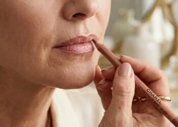 Delineador labial volta à moda entre mulheres 50+ por ajudar a definir os lábios e valorizar a beleza madura