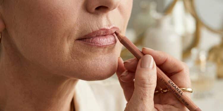 Delineador labial volta à moda entre mulheres 50+ por ajudar a definir os lábios e valorizar a beleza madura