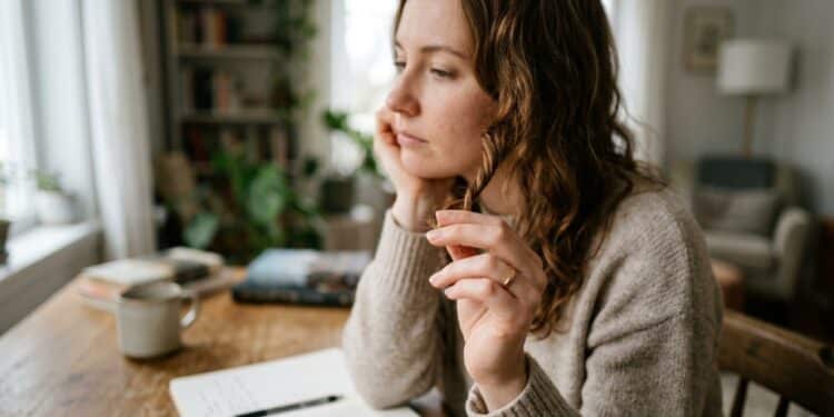 O que significa quando uma pessoa sempre mexe no cabelo, segundo a psicologia