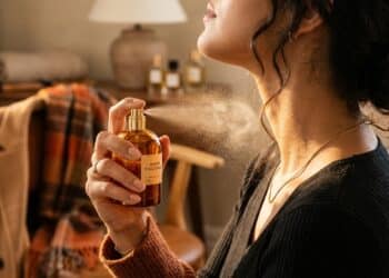 Os melhores 4 perfumes elegantes e de longa duração com aromas de Outono, a fragrância perfeita para o clima ideal