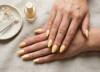 Amarelo manteiga unhas é a tendência mais elegante do momento para as mulheres 35+