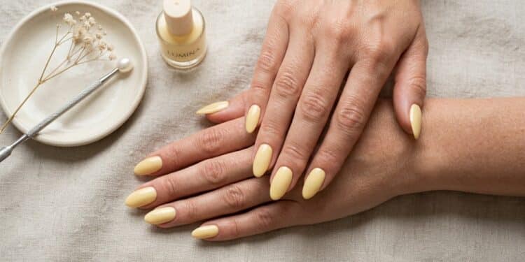 Amarelo manteiga unhas é a tendência mais elegante do momento para as mulheres 35+