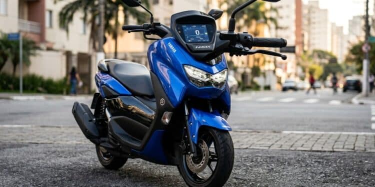 Scooter da Yamaha faz até 43 km/l, roda até 300 km e ganha novos recursos em 2026