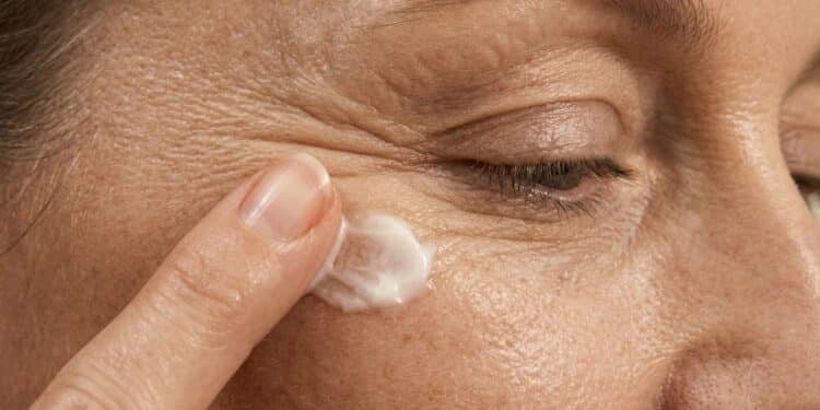 O produto essencial na sua rotina noturna para preencher rugas e restaurar a hidratação que a sua pele perde enquanto você dorme