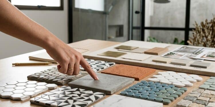 10 ideias de azulejos para o piso do chuveiro que transformarão todo o seu banheiro