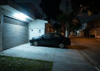 Especialistas recomendam alternativas às luzes da garagem acesas a noite toda e que não consuma muita a energia de sua casa