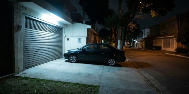 Especialistas recomendam alternativas às luzes da garagem acesas a noite toda e que não consuma muita a energia de sua casa