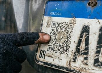 Motoristas ignoram esse pequeno detalhe na placa e podem levar multa de até R$ 293