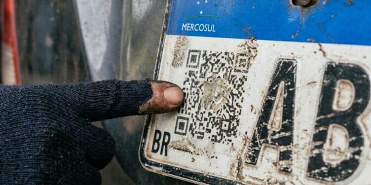 Motoristas ignoram esse pequeno detalhe na placa e podem levar multa de até R$ 293