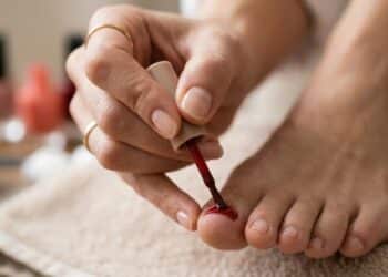 As 7 cores de esmaltes que são sucesso na pedicure de mulheres 35+ e que trazem rejuvenescimento