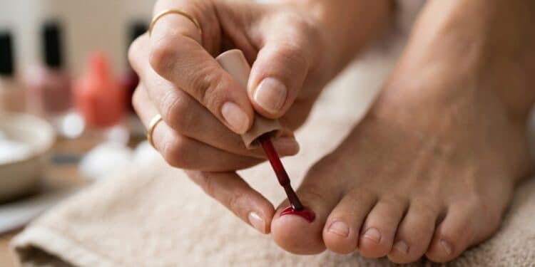 As 7 cores de esmaltes que são sucesso na pedicure de mulheres 35+ e que trazem rejuvenescimento
