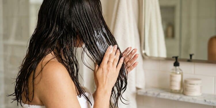 Estes 6 condicionadores sem enxágue ajudam a controlar o frizz sem pesar o seu cabelo, indicado por cabeleireiras