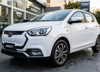 Carro elétrico chinês chega ao Brasil por menos de R$ 70 mil e promete ser o mais barato do país
