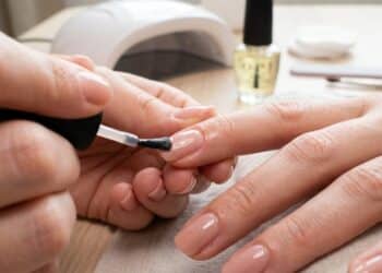 Eu queria uma manicure perfeita em casa e esses esmaltes semipermanentes nem sequer descascam depois de uma semana cheia