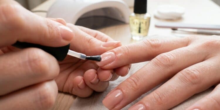 Eu queria uma manicure perfeita em casa e esses esmaltes semipermanentes nem sequer descascam depois de uma semana cheia