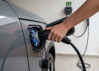 Elétricos gastam até R$ 0,10 por km enquanto gasolina chega a R$ 0,60 no Brasil em 2026