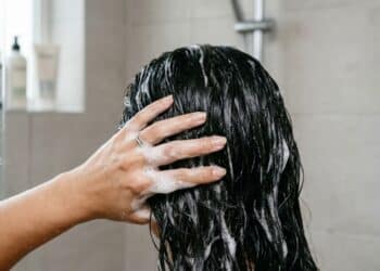 Shampoos para cabelos escuros: como manter brilho e cor vibrante entre visitas ao salão