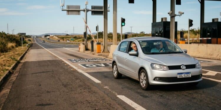 Pedágio gratuito para idosos em 2026: entenda o que é mito e quais projetos de lei ainda tramitam no Congresso