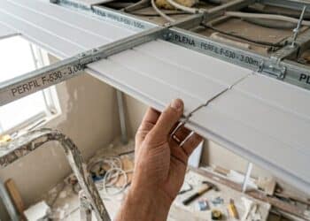 Adeus ao teto de gesso: novo revestimento mais barato ajuda em reformas rápidas e sem sujeira