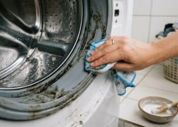 Usar vinagre branco e bicarbonato de sódio ajuda na limpeza da sua máquina de lavar e evita gastos utilizando produtos que você tem em casa