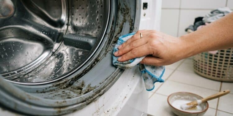 Usar vinagre branco e bicarbonato de sódio ajuda na limpeza da sua máquina de lavar e evita gastos utilizando produtos que você tem em casa